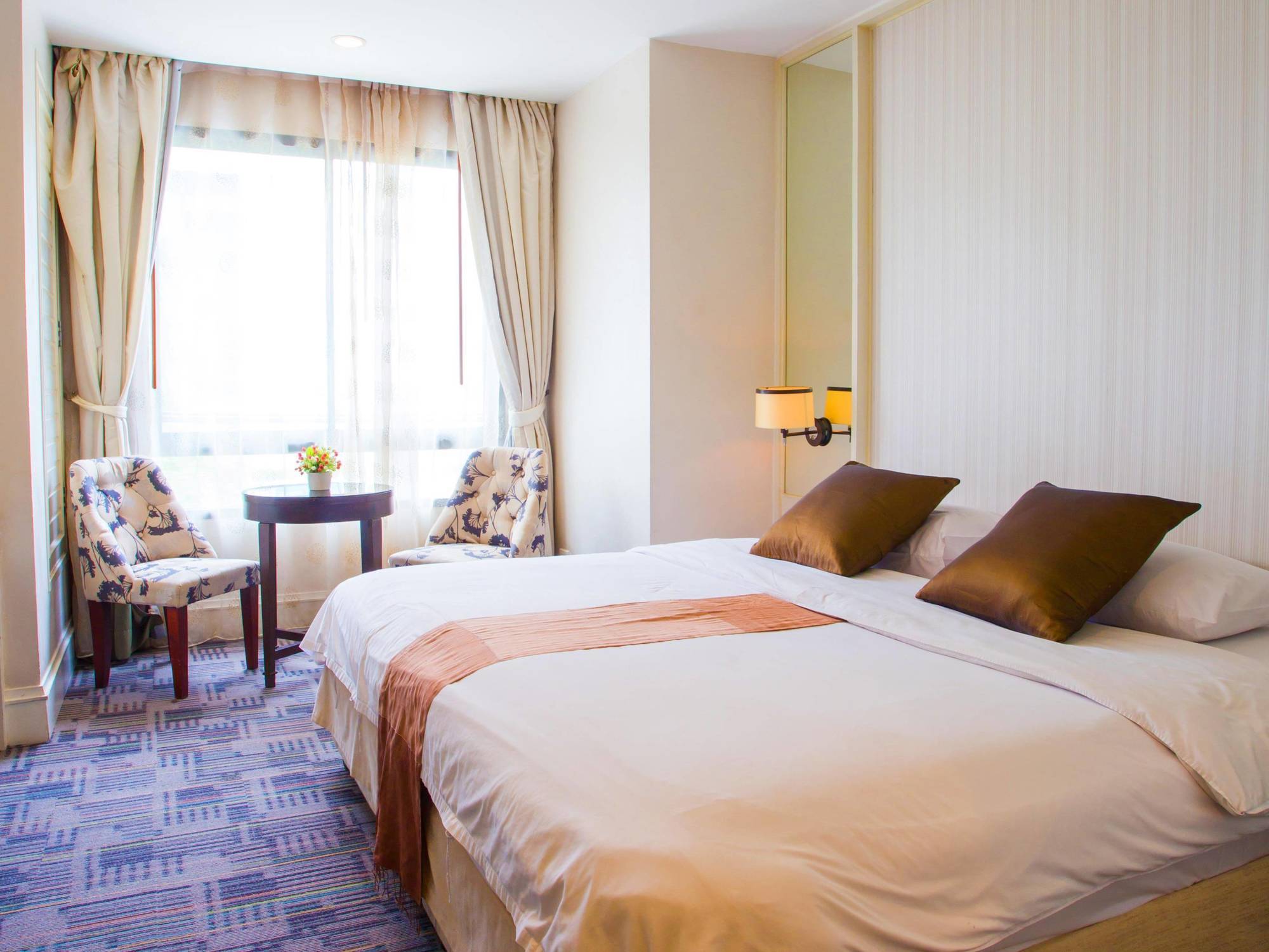 Aphrodite Inn Банкок Екстериор снимка
